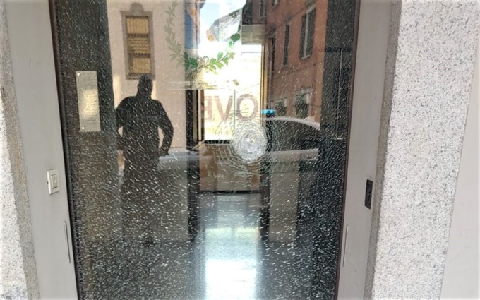Vandalismo in Comune, sasso distrugge l’ingresso