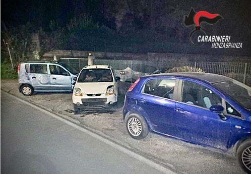 Ubriaco alla guida sbanda, colpisce un palo e carambola contro due auto