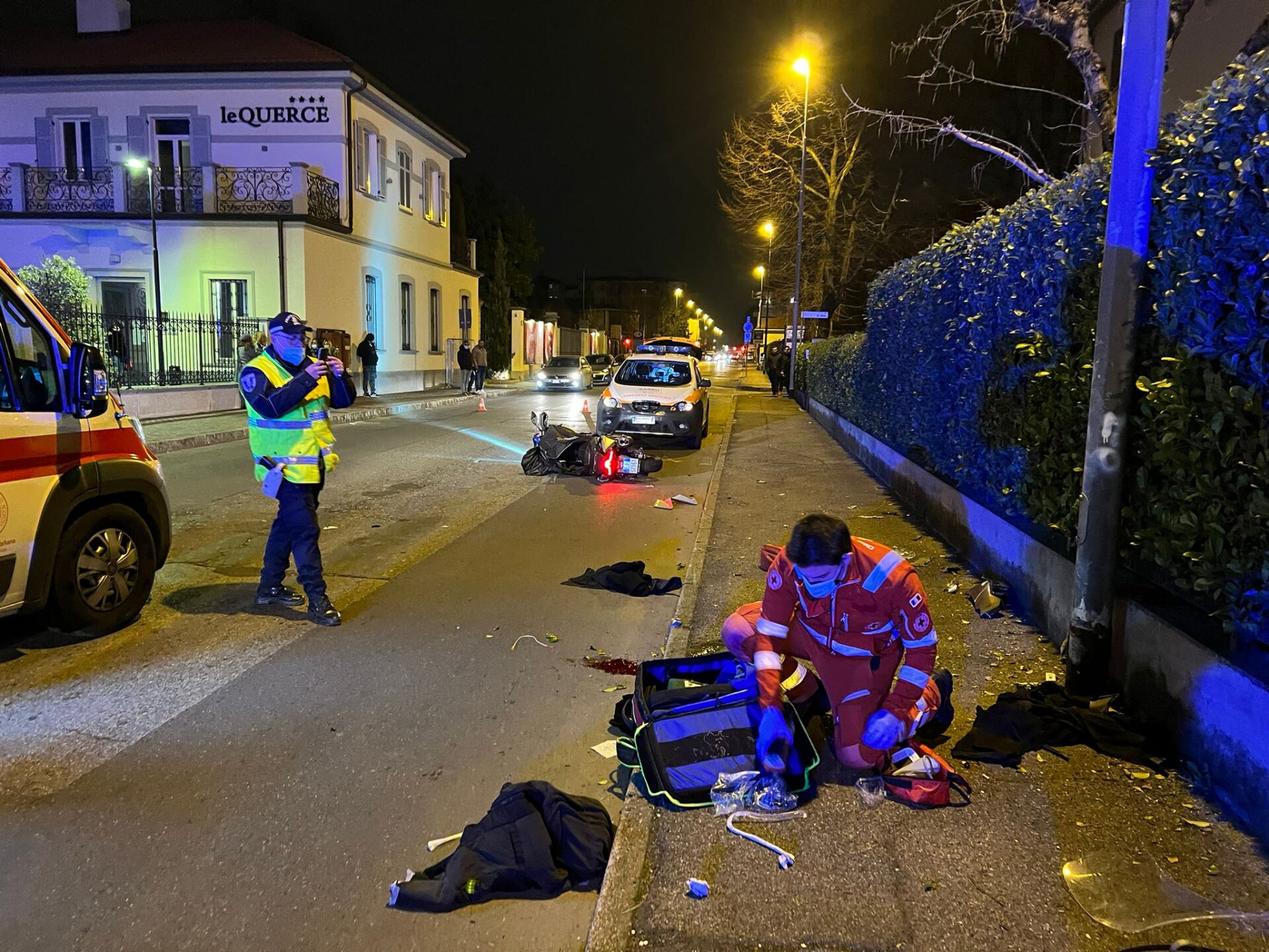 Monza incidente via Cederna centauro ferito ambulanza