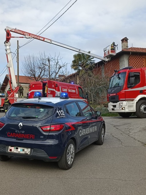 Incendio alla canna fumaria, pensionato spegne le fiamme