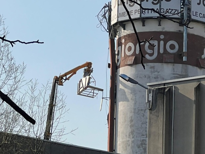Incidente sul lavoro a Biassono, operaio muore travolto da un’antenna