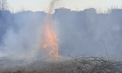 Incendio a Carate Brianza: pompieri al lavoro per due ore