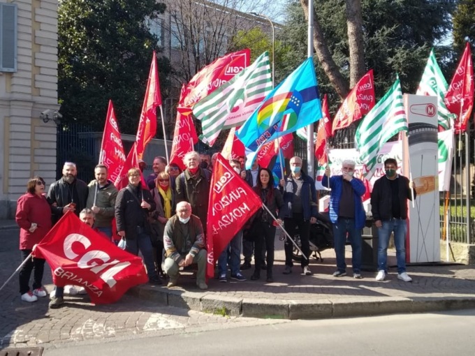 In Brianza 15mila lavoratori in attesa di rinnovo di contratto. Mobilitazione davanti alla Prefettura