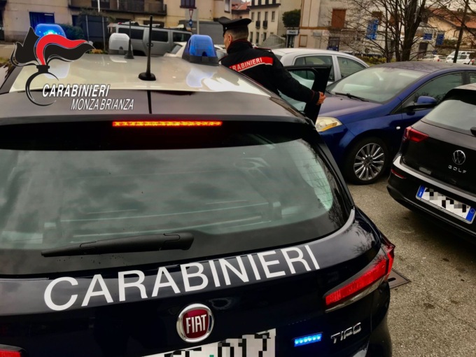 Salvata dai Carabinieri mentre il compagno la picchia