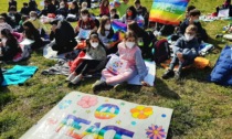 Le scuole di Lentate tutte insieme al parco per dire a gran voce: "Pace è amore"