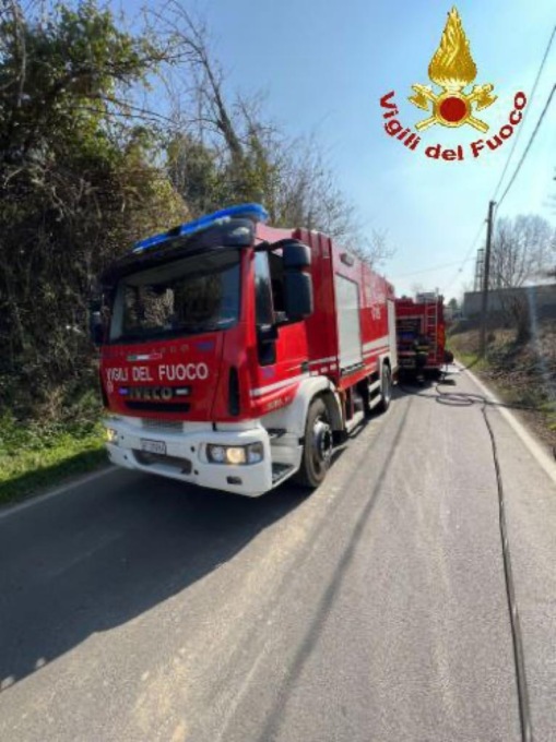 A fuoco i rovi, pompieri in azione a Meda