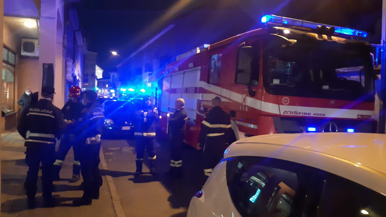 Brugherio esplosione bombola solvente via Vittorio veneto pompieri