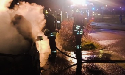 Prende fuoco un'auto a Lissone