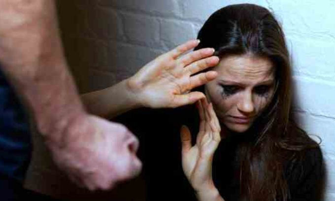 Padre e marito violento, rispetta il divieto di avvicinarsi alla famiglia per soli due giorni