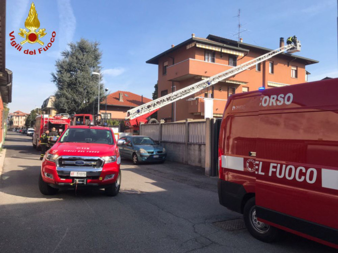 S’incendia una canna fumaria, Vigili del Fuoco al lavoro