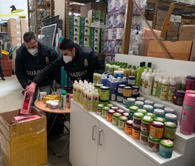 La Finanza sequestra 5mila prodotti di Carnevale contraffatti