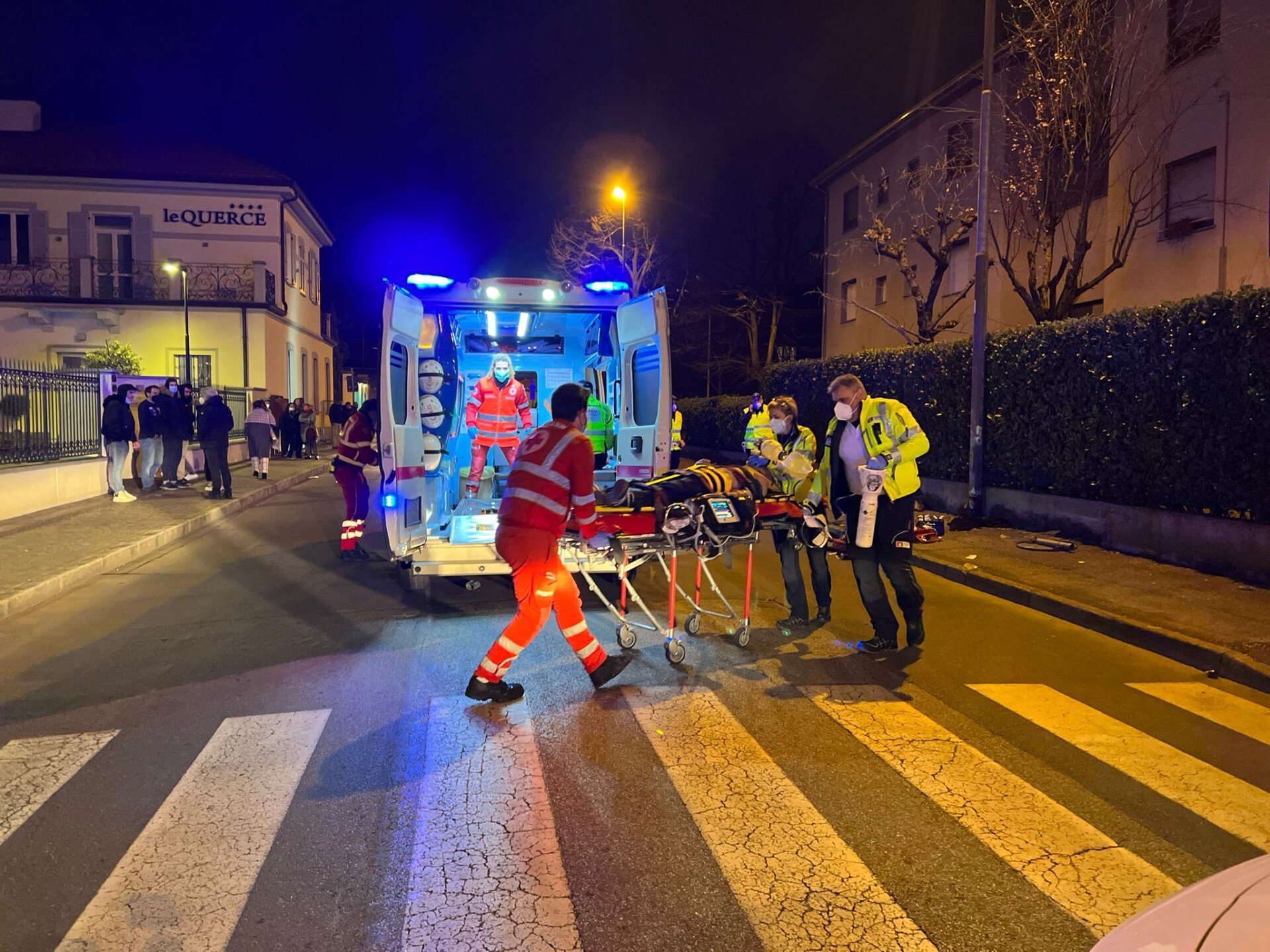 Monza incidente via Cederna centauro ferito ambulanza