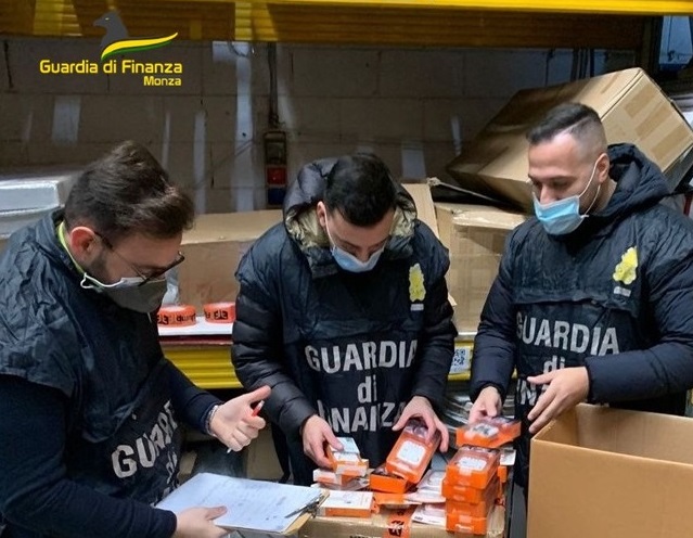 La Guardia di Finanza sequestra oltre 120mila auricolari e accessori contraffatti