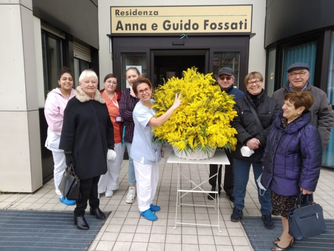 Mimose per ospiti e lavoratrici delle case di riposo