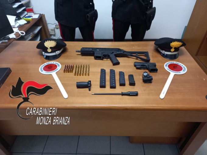 Trova armi nella vettura appena rubata e contatta il proprietario per restituirle: denunciati