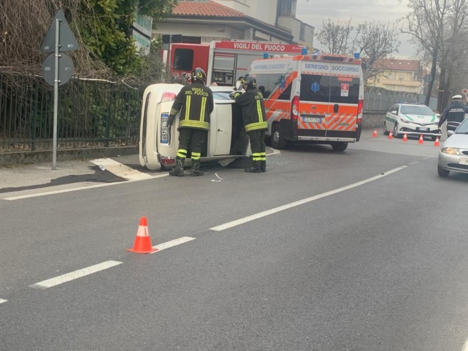 Auto ribaltata in via Custoza, arrivano i pompieri