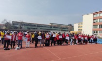 Flash mob spettacolare per la pace nel campo di atletica