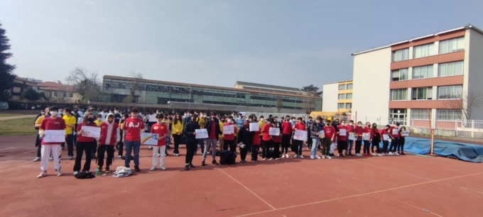 Flash mob spettacolare per la pace nel campo di atletica
