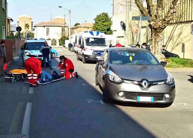 Auto in retro investe pedone, 60 giorni di prognosi