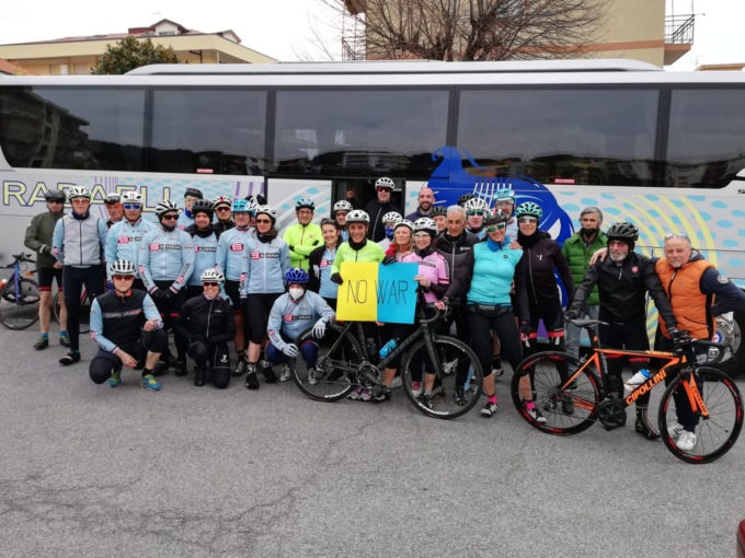 Ciclisti robbianesi in sella verso Sanremo, pedalando contro la guerra