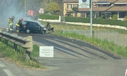 Auto in fiamme, chiusa la strada