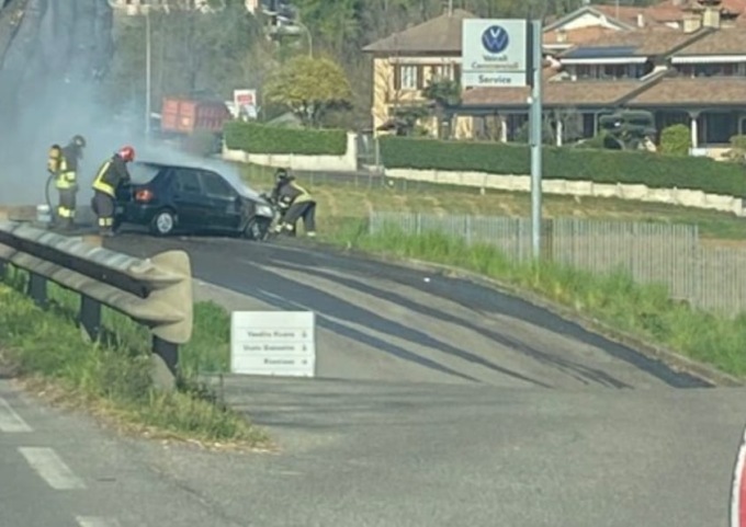 Auto in fiamme, chiusa la strada