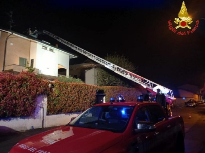 Incendio canna fumaria,Vigili del Fuoco in azione
