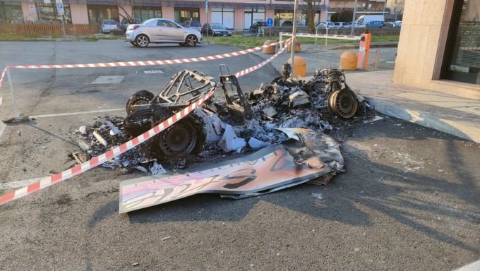 Prende fuoco un’auto e rischia di bruciare anche una palazzina: giallo sulle cause