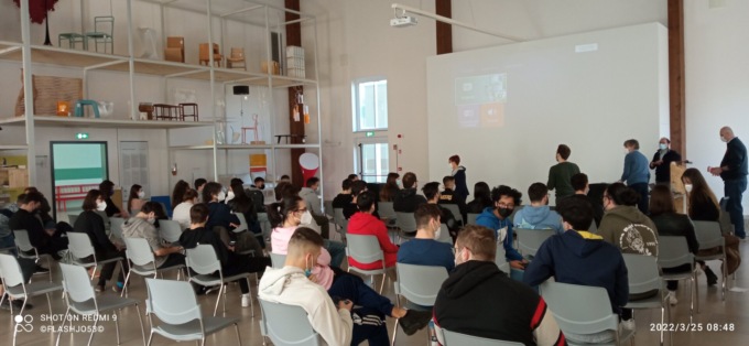 Gli studenti della scuola del legno a lezione di cultura del dono