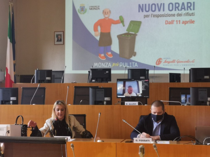 Monza e rifiuti, dopo le polemiche  cambiano gli orari