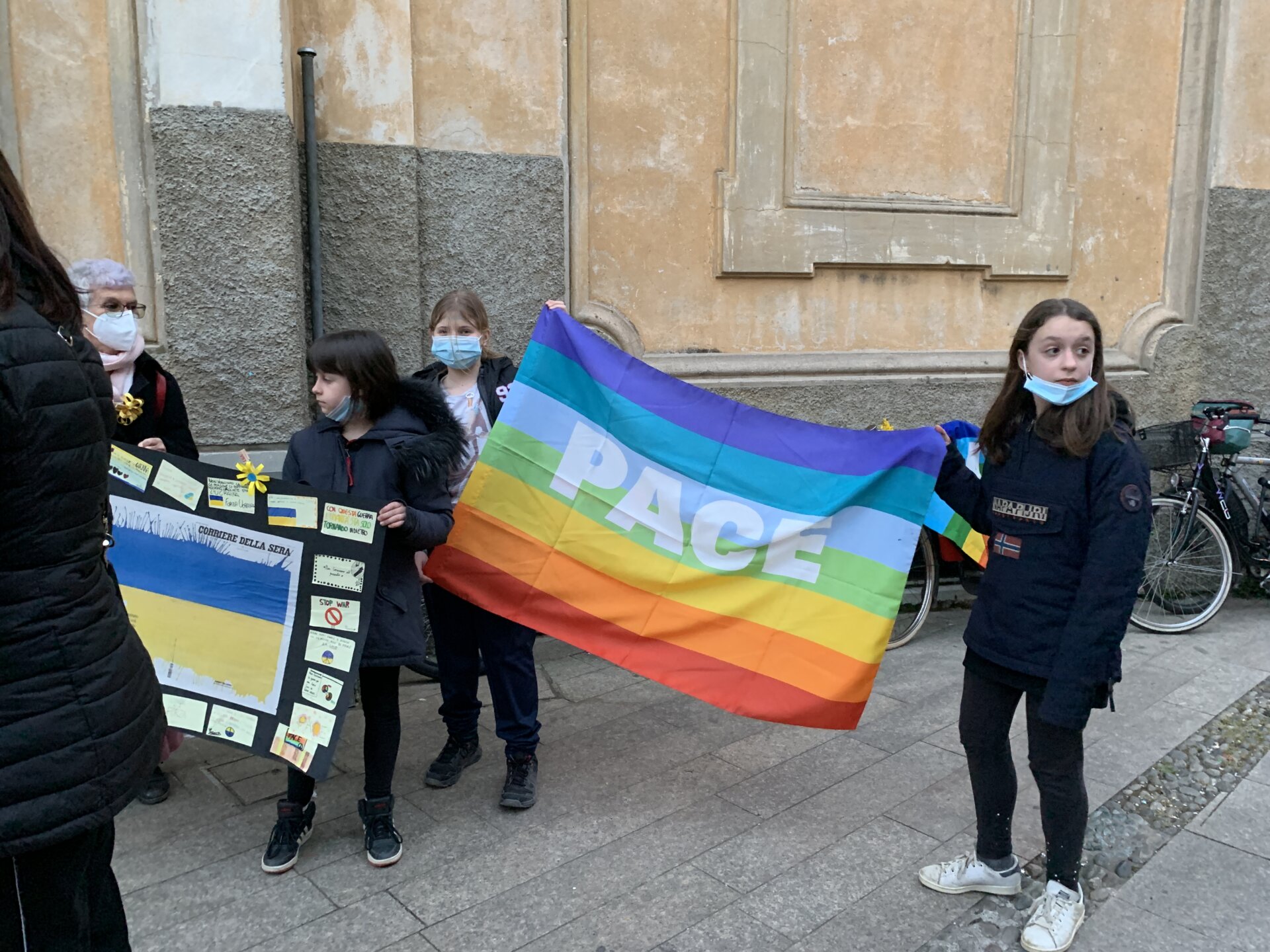 Vimercate piazza Roma manifestazione per la pace contro guerra in Ucraina