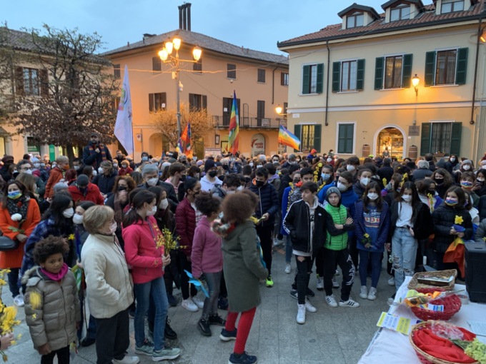 Fiori e bandiere contro la guerra