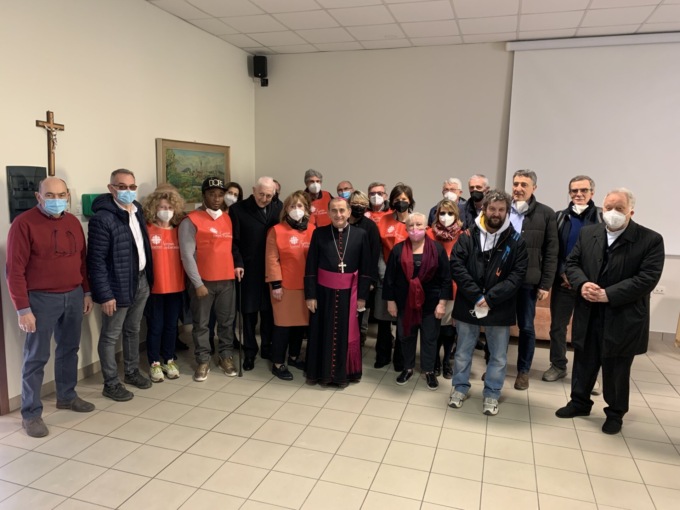 L’arcivescovo benedice l’emporio Caritas