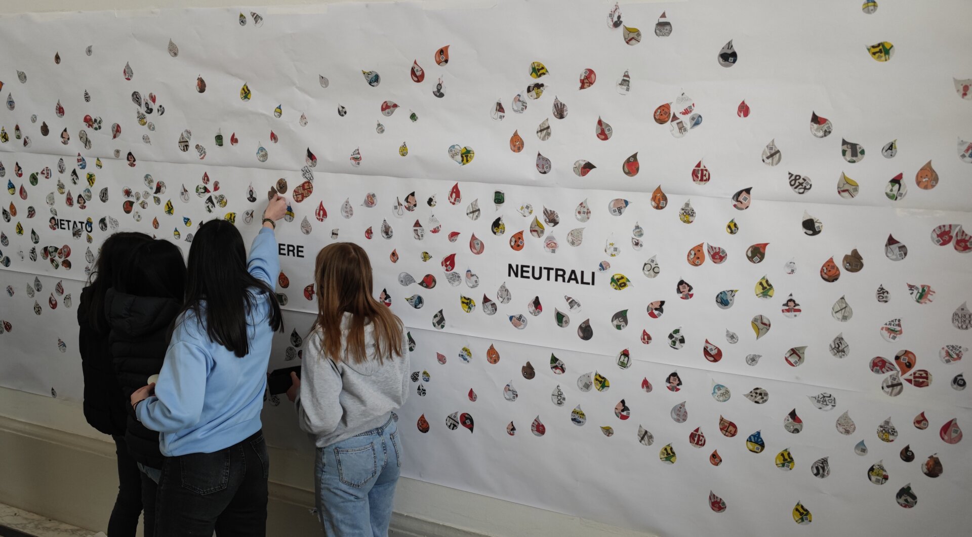 Le gocce adesive attaccate dagli studenti del Nanni Valentini sullo striscione affisso sullo scalone del liceo