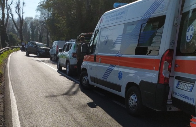 Besana Brianza, schianto fra due auto: chiuso viale Kennedy
