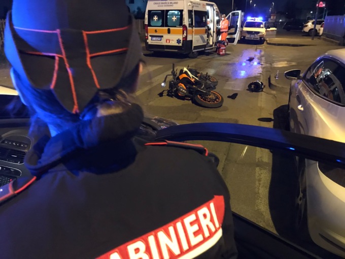 Giussano, si schianta in moto e insulta i carabinieri perché non sono brianzoli