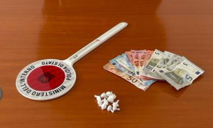 Pusher positivo al Covid aggredisce poliziotti: arrestato