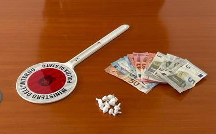 Pusher positivo al Covid aggredisce poliziotti: arrestato