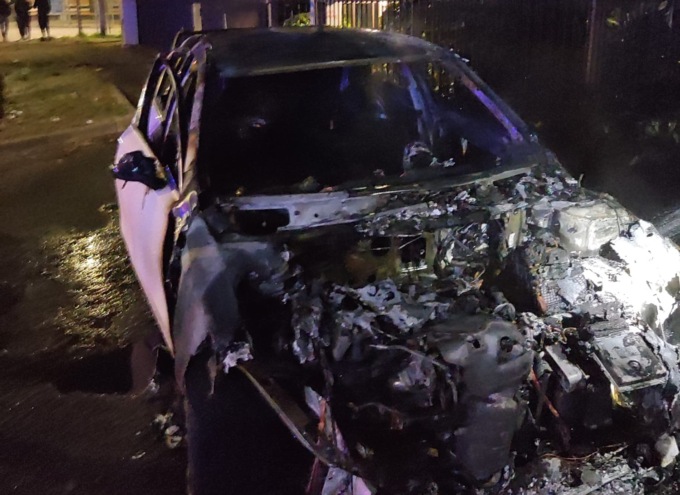 Auto in fiamme dopo l’incidente alla rotatoria