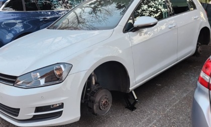 Raid vandalico nella notte: colpite le auto in sosta