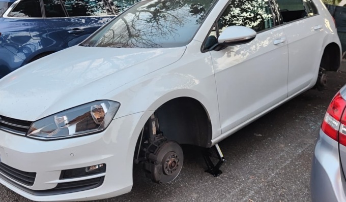 Raid vandalico nella notte: colpite le auto in sosta