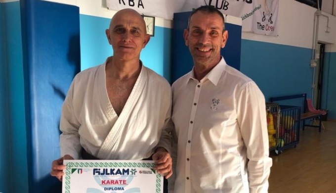 Si iscrive a karate e diventa cintura nera a 63 anni