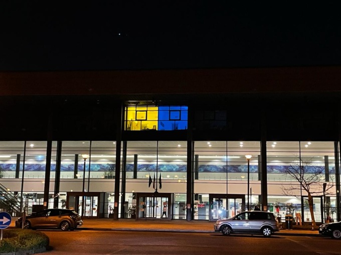 L’ospedale di Vimercate si illumina con i colori dell’Ucraina