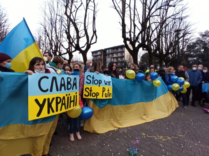 Ucraina, la città in piazza contro l’invasione russa