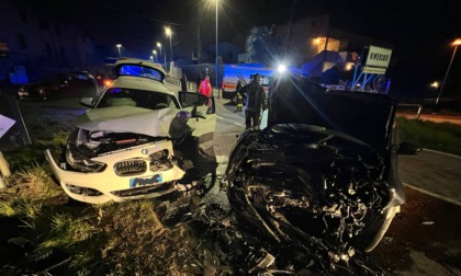 Incidente frontale, paura per quattro giovani