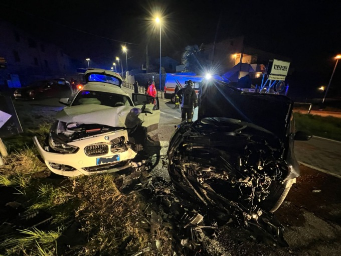 Incidente frontale, paura per quattro giovani