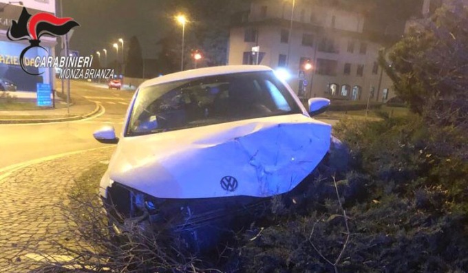 Ubriaco alla guida si schianta con la macchina nuova: auto sequestrata e denuncia