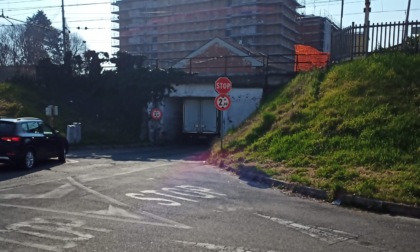 Il camion passa nonostante il divieto e rimane incastrato sotto al ponte