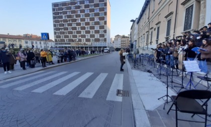 I ragazzi del Liceo Zucchi suonano e cantano per la pace