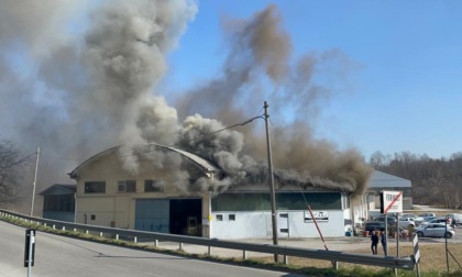 Grosso incendio in una carrozzeria di Fornaci